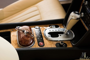 Kính đọc sách sang trọng của Bentley