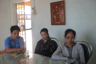 Nhân viên xe buýt đánh bầm dập hành khách