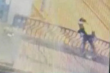 Video mải hôn nhau, đôi trai gái rơi từ trên cầu xuống đất