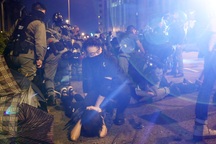 800 người biểu tình “đầu hàng” cảnh sát Hong Kong