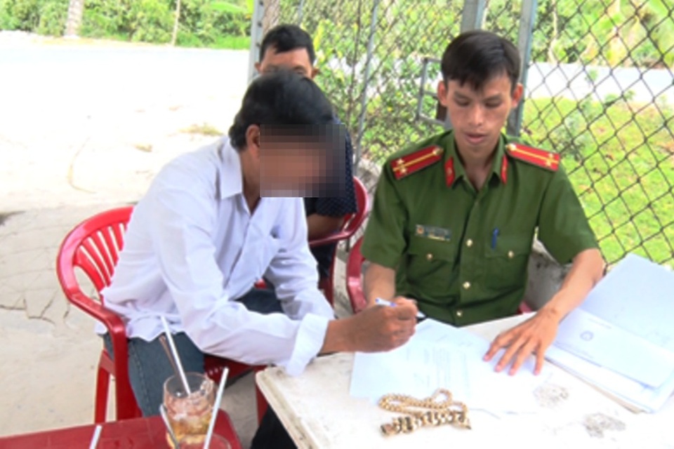 Dựng hiện trường vụ cướp giả để lừa vợ, ăn phạt thật - 1 Dựng hiện trường vụ cướp giả để lừa vợ, ăn phạt thật - 1