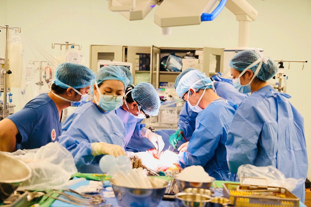 Bác sĩ vượt mưa gió hàng trăm ki-lô-mét, chạy đua cứu sống 3 người bệnh - 2 Bác sĩ vượt mưa gió hàng trăm ki-lô-mét, chạy đua cứu sống 3 người bệnh - 2