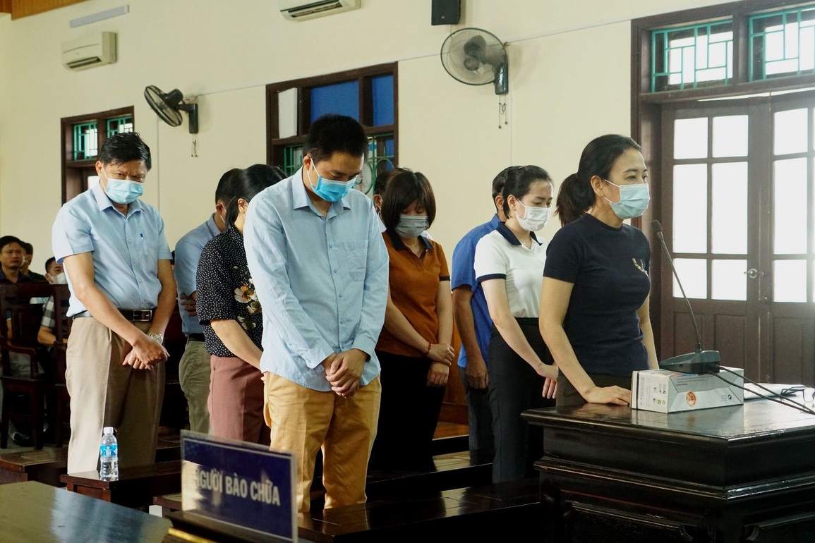 Loạt lãnh đạo bệnh viện lĩnh án vì nâng khống thiết bị y tế - 1 Loạt lãnh đạo bệnh viện lĩnh án vì nâng khống thiết bị y tế - 1