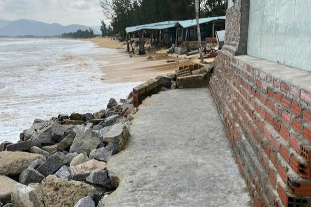 Triều cường, sóng lớn gây sụt lún nhà dân ở Bình Định - 2 Triều cường, sóng lớn gây sụt lún nhà dân ở Bình Định - 2