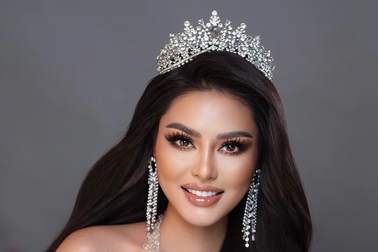 Hoa hậu Di Khả Hân chia sẻ ảnh gợi cảm ngày Phụ nữ Việt Nam