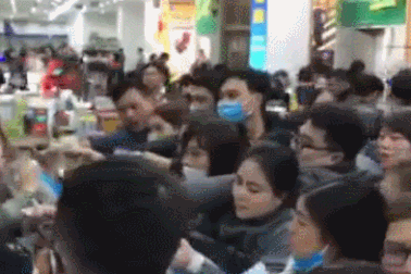 Cảnh người dân chen chúc, giành nhau mua khẩu trang "đông chưa từng có" ở Hà Nội