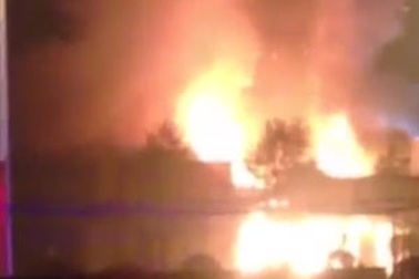 Người đàn ông say rượu làm cửa hàng bán pháo hoa nổ tung