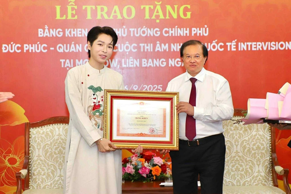 Ca sĩ Đức Phúc nhận bằng khen của Thủ tướng Chính phủ - 1 Ca sĩ Đức Phúc nhận bằng khen của Thủ tướng Chính phủ - 1