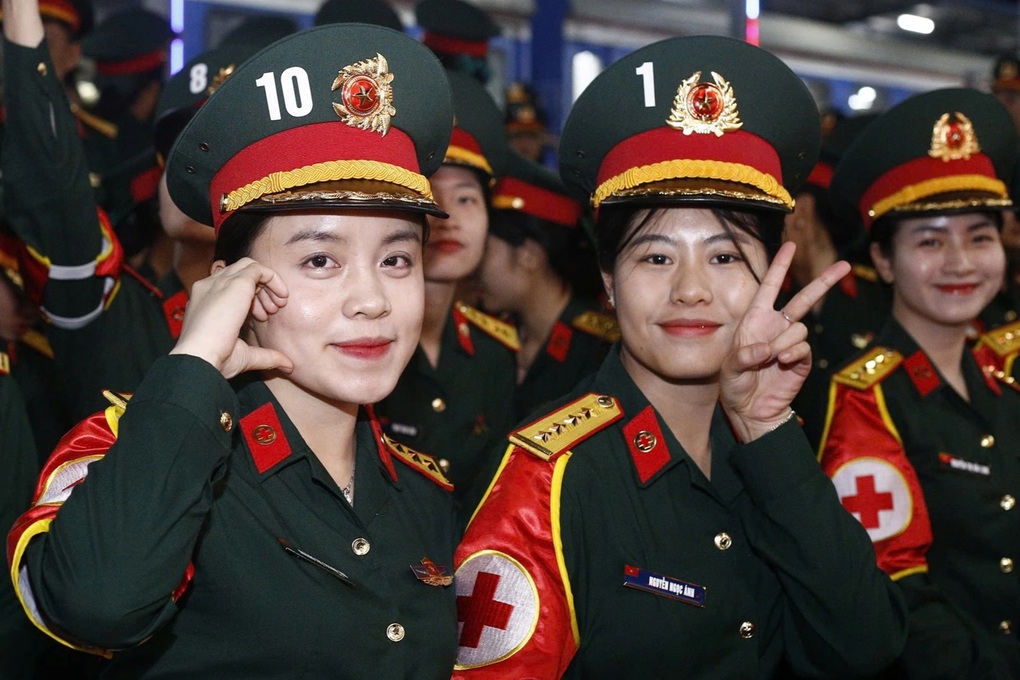 Những bóng hồng rạng rỡ trên chuyến tàu vào Nam tham gia diễu binh 30/4 - 2 Những bóng hồng rạng rỡ trên chuyến tàu vào Nam tham gia diễu binh 30/4 - 2