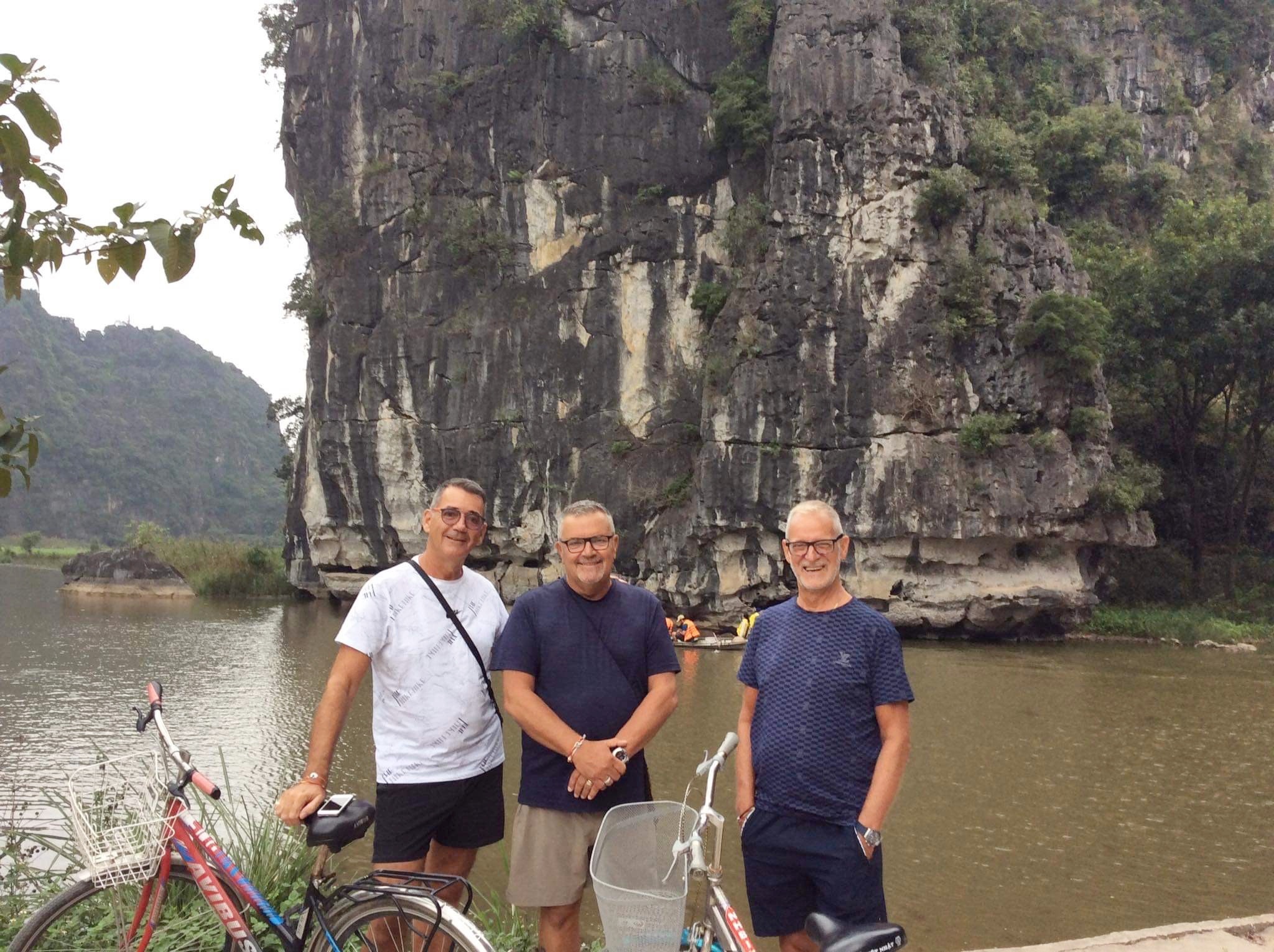 Khách Tây khóc, cười với giao thông Việt: Ngơ ngác, sợ hãi chờ qua đường - 6 Khách Tây khóc, cười với giao thông Việt: Ngơ ngác, sợ hãi chờ qua đường - 6