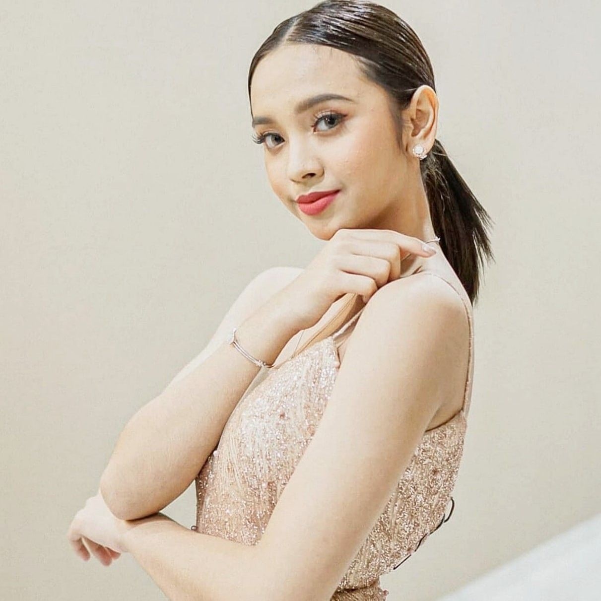 Hé lộ danh tính cô gái đẹp nhất thế giới năm 2021 - 9 Hé lộ danh tính cô gái đẹp nhất thế giới năm 2021 - 9