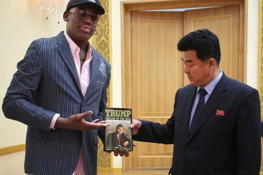 Cựu sao bóng rổ Mỹ tặng sách của Tổng thống Trump cho ông Kim Jong Un