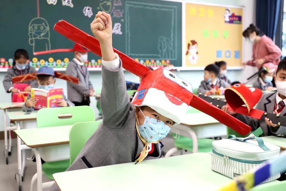 Trung Quốc: Mũ 1 mét giúp học sinh giữ khoảng cách an toàn với bạn - 4 Trung Quốc: Mũ 1 mét giúp học sinh giữ khoảng cách an toàn với bạn - 4