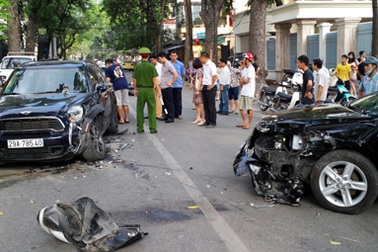 Hà Nội: Xe Camry đấu đầu Mini Cooper trên phố