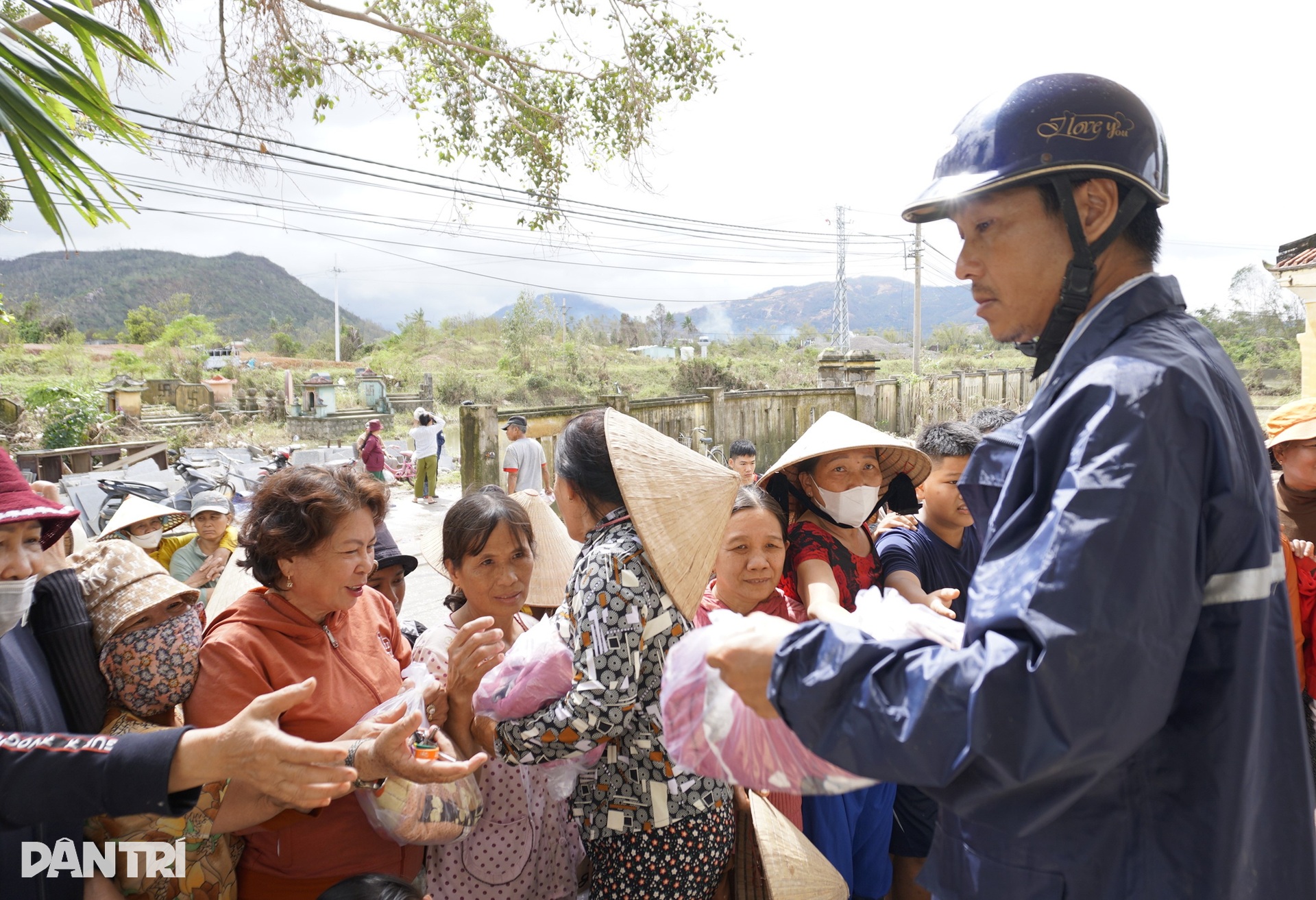 Người phụ nữ nghèo bật khóc vì 6 con bò bị lũ dữ cuốn trôi - 6