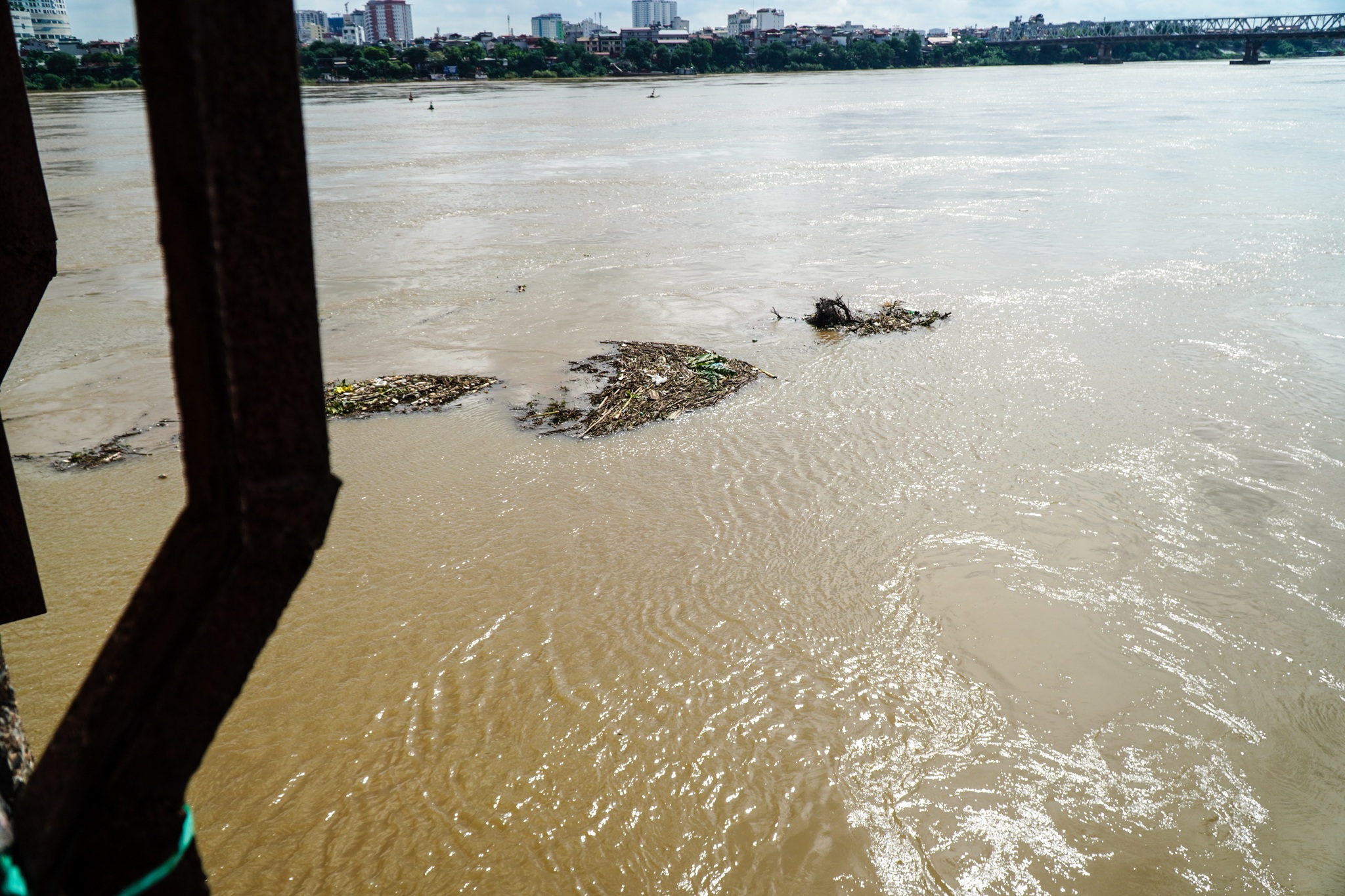 Cảnh hồ thủy điện xả lũ lớn, nước cuộn sóng nhấn chìm bãi giữa sông Hồng - 18 Cảnh hồ thủy điện xả lũ lớn, nước cuộn sóng nhấn chìm bãi giữa sông Hồng - 18