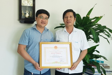 Chủ tịch Quảng Bình tặng Bằng khen cho phóng viên Báo Dân trí