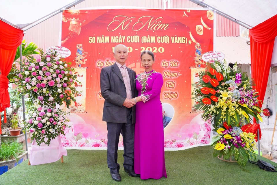Xúc động bộ ảnh “đám cưới vàng” của cụ bà mắc bệnh ung thư ở Hà Nội - 1 Xúc động bộ ảnh “đám cưới vàng” của cụ bà mắc bệnh ung thư ở Hà Nội - 1