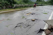 Quốc lộ nứt toác, sụt lún nghiêm trọng sau mưa lớn