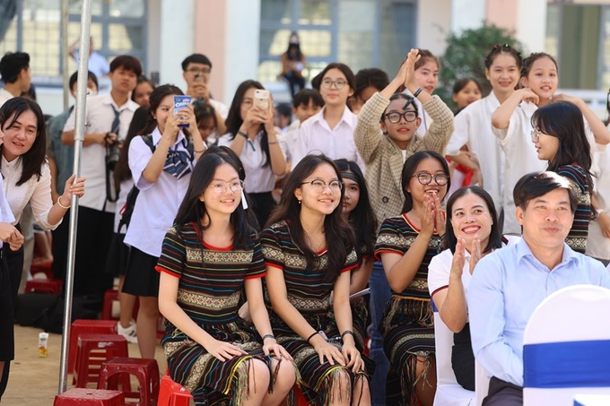Học sinh tham gia cổ vũ các đội thi.