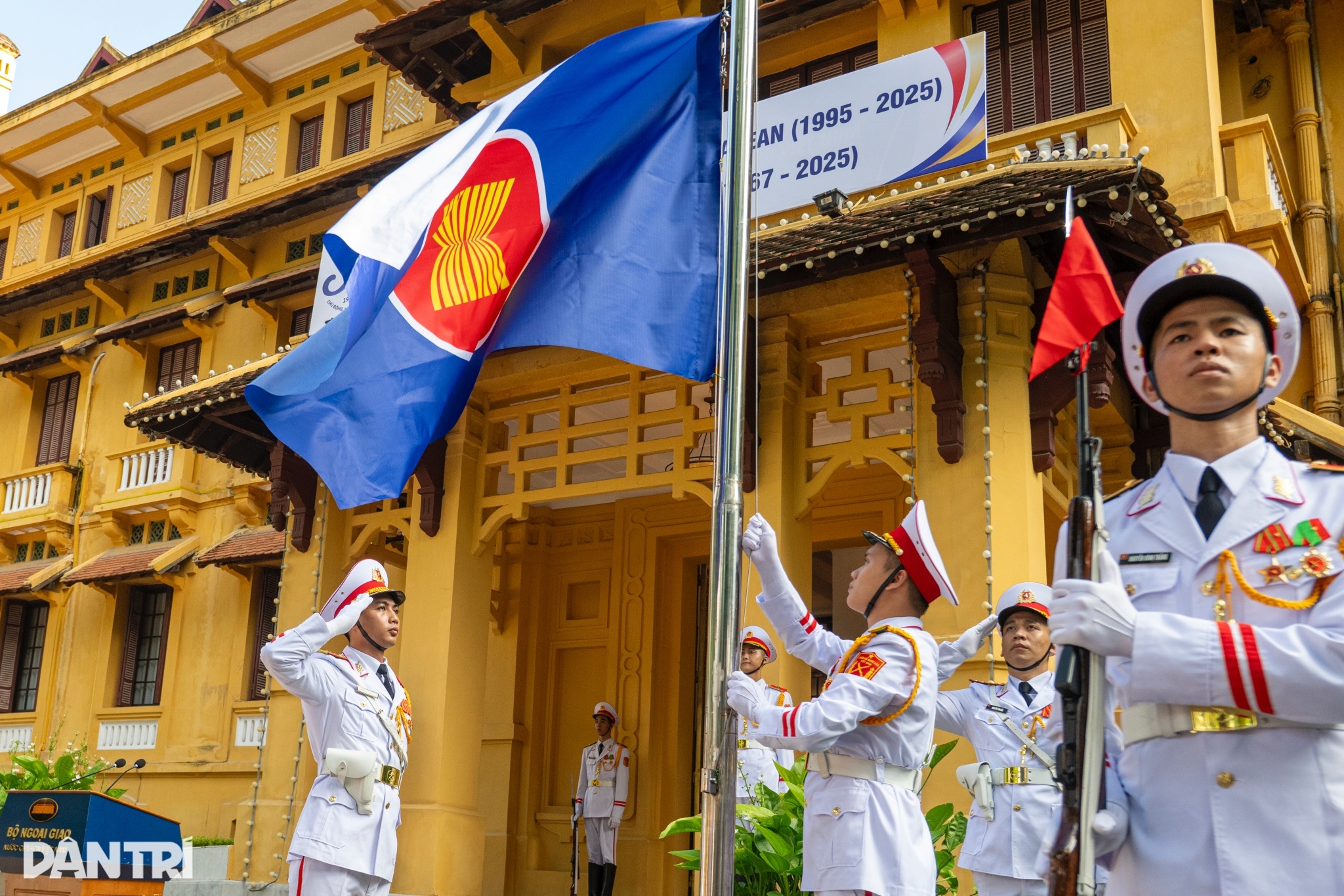 Trang trọng Lễ thượng cờ kỷ niệm 58 năm Ngày thành lập ASEAN - 4