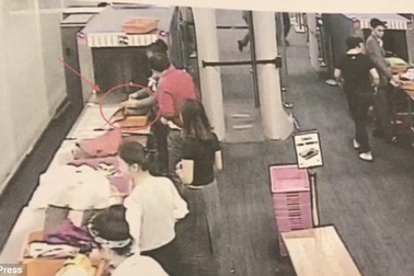 Cận cảnh nữ nhân viên an ninh sân bay lấy trộm tiền của du khách từ túi hành lý