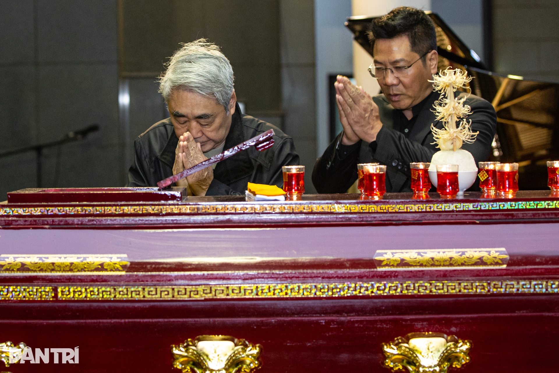 NS Đặng Thái Sơn chơi Hành khúc tang lễ tiễn biệt mẹ - NGND Thái Thị Liên - 9 NS Đặng Thái Sơn chơi Hành khúc tang lễ tiễn biệt mẹ - NGND Thái Thị Liên - 9