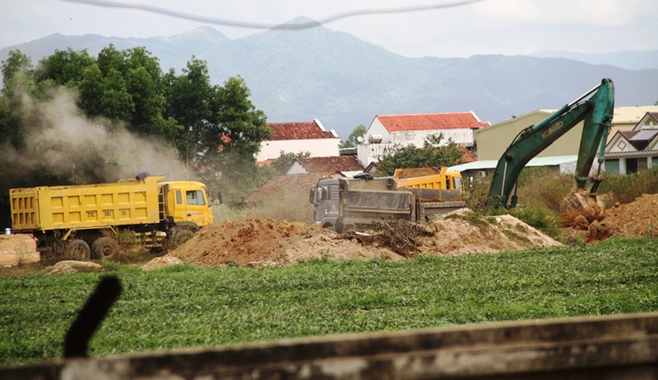 Bình Định: Rầm rộ đưa đất sét trong cụm công nghiệp ra ngoài đổ thải? - 1 Bình Định: Rầm rộ đưa đất sét trong cụm công nghiệp ra ngoài đổ thải? - 1