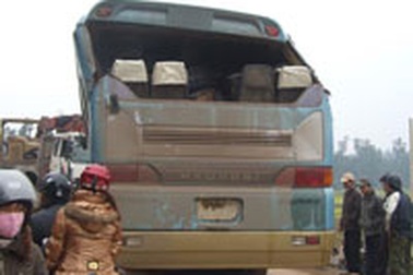 Xe biển Lào lật nhào xuống ruộng