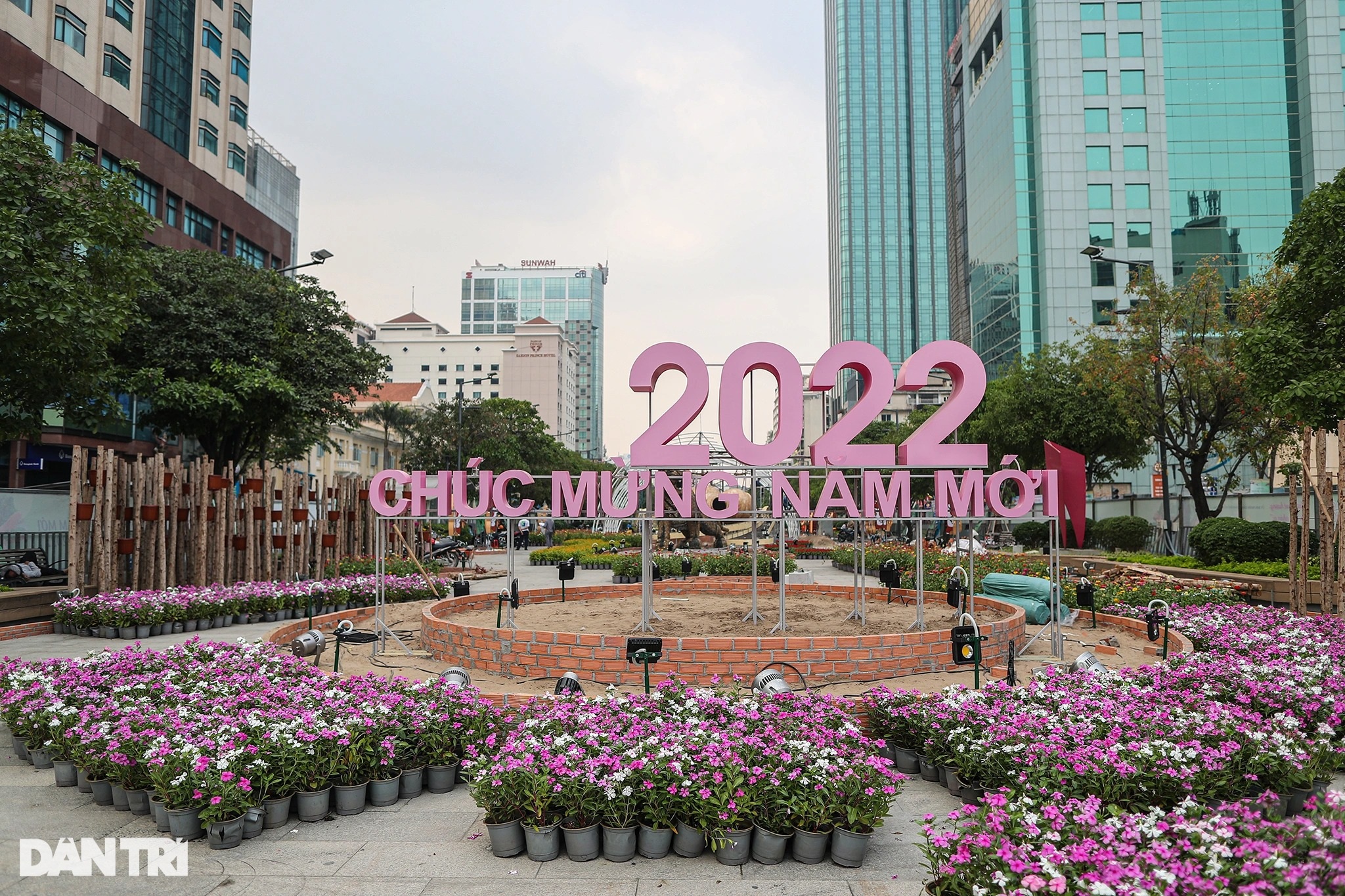 Những hình ảnh trang trí Tết 2022 đầu tiên trên Đường hoa Nguyễn Huệ - 1 Những hình ảnh trang trí Tết 2022 đầu tiên trên Đường hoa Nguyễn Huệ - 1