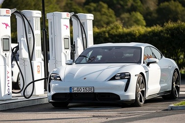 Porsche triệu hồi xe Taycan trên toàn thế giới do nguy cơ chết máy đột ngột