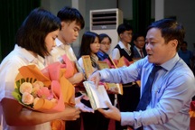 Tuyên dương 320 tân sinh viên là con công nhân khó khăn, học giỏi