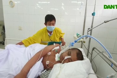 Nhói lòng cảnh người đàn ông ốm yếu góa vợ tìm chỗ bán máu, thận đểcon trai