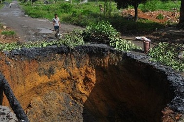 Hố sâu “khổng lồ” xuất hiện sau tiếng nổ lạ