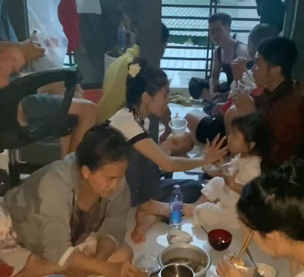 Người hùng ở Khánh Hòa gõ cửa từng nhà chạy lũ, 50 người của xóm thoát chết - 2 Người hùng ở Khánh Hòa gõ cửa từng nhà chạy lũ, 50 người của xóm thoát chết - 2