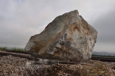 Đá "khủng" từ trên núi rơi trúng đường ray