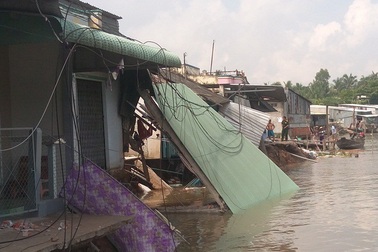 Sạt lở lúc rạng sáng, 5 căn nhà đổ sập xuống sông