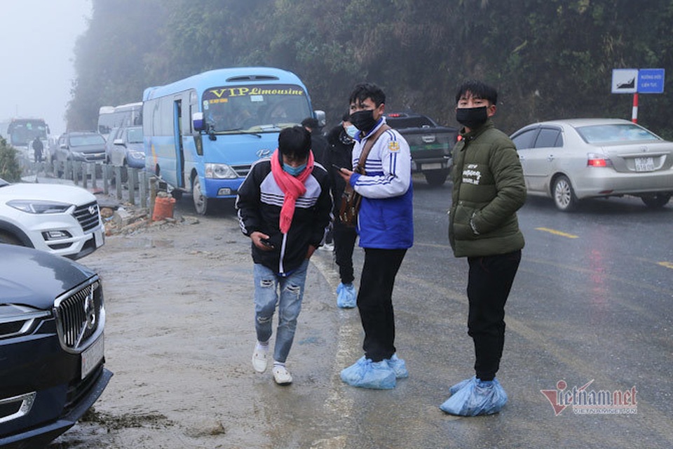 Trăm người co ro đi xem băng tuyết, đèo Ô Quy Hồ ùn dài 2 ngày liên tiếp - 11 Trăm người co ro đi xem băng tuyết, đèo Ô Quy Hồ ùn dài 2 ngày liên tiếp - 11