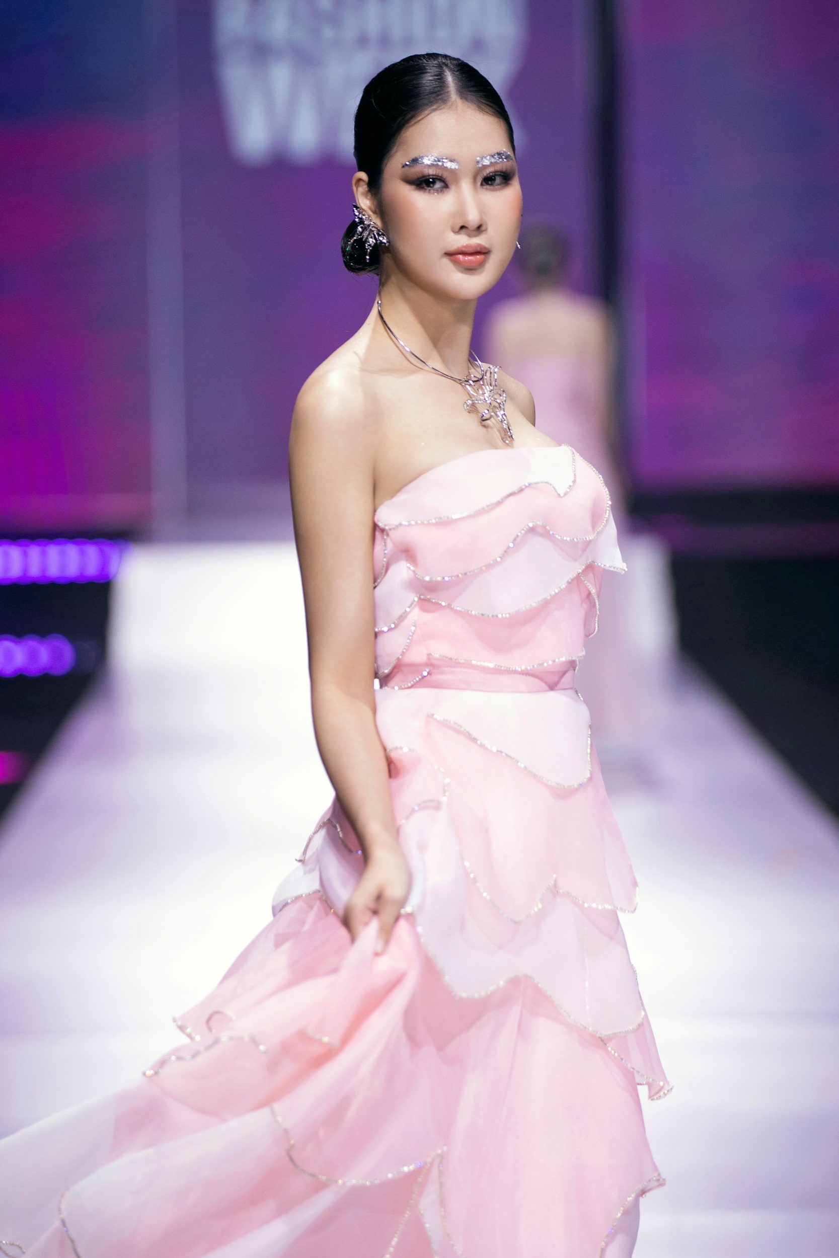 HHen Niê, Quỳnh Châu catwalk trong trang phục cảm hứng mây trời - 10