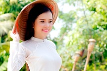 Hoa khôi Huỳnh Thúy Vi đẹp dịu dàng với tà áo dài