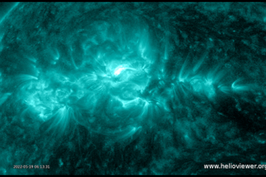 "Họng súng vũ trụ" gấp 7 lần Trái Đất khai hỏa về phía chúng ta