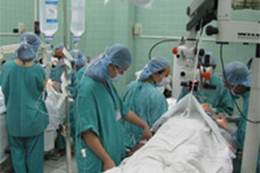 Huế: Phẫu thuật mắt nhân đạo cho 40 bệnh nhân nghèo