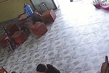 Cô gái đang ăn, shipper bất ngờ vào nhà ngồi cùng hút 6 triệu lượt xem