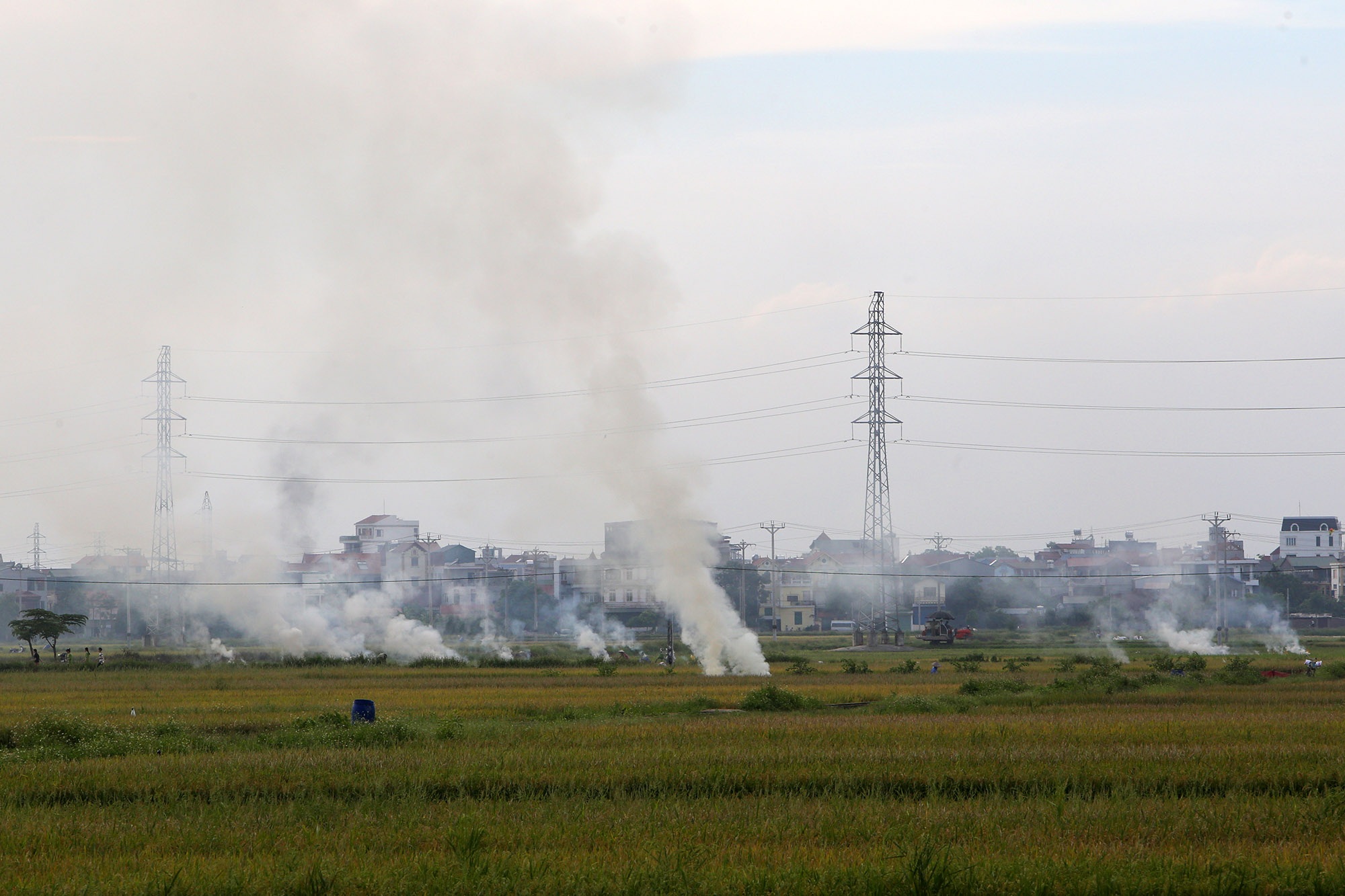 Cảnh khói trắng đặc quánh bao phủ cửa ngõ Hà Nội - 2