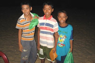 “Cho em nhặt nắp keng…”