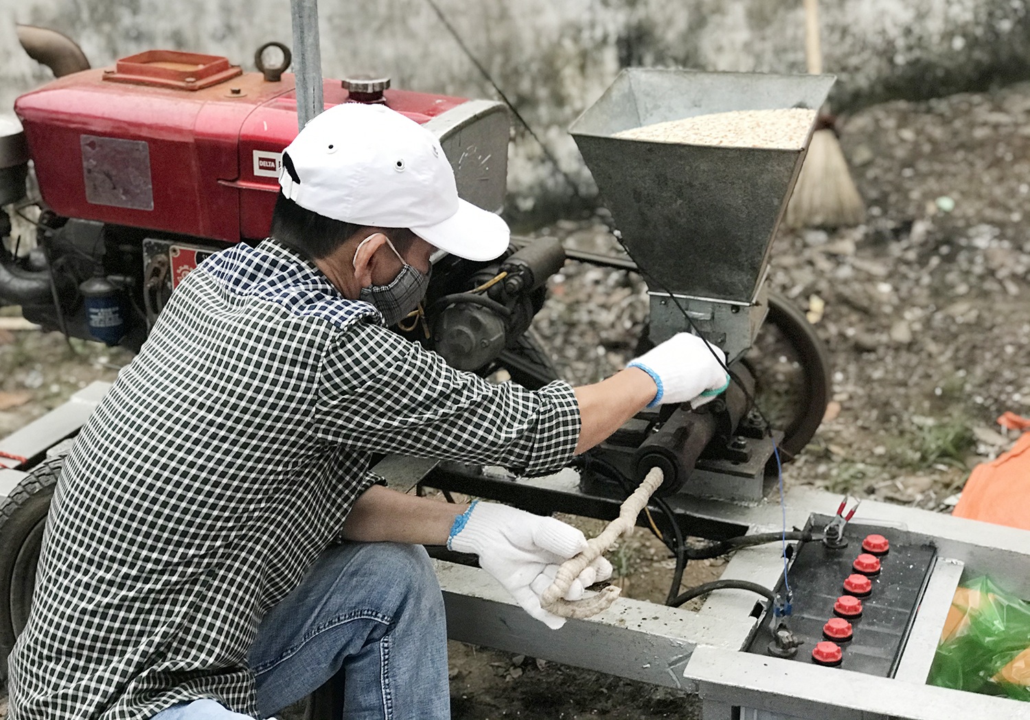 Lê la vỉa hè, đút túi tiền triệu mỗi ngày nhờ nổ bỏng gạo - 5 Lê la vỉa hè, đút túi tiền triệu mỗi ngày nhờ nổ bỏng gạo - 5