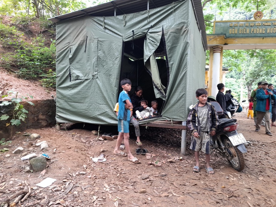 Để tránh thiệt hại do nguy cơ sạt lở đất ở các bản làng này, UBND huyện Kỳ Sơn đã tổ chức vận động người dân đến tránh trú tạm ở các khu sơ tán. Đồng thời tổ chức hỗ trợ lương thực thực phẩm ban đầu cho người dân.
Để tránh thiệt hại do nguy cơ sạt lở đất ở các bản làng này, UBND huyện Kỳ Sơn đã tổ chức vận động người dân đến tránh trú tạm ở các khu sơ tán. Đồng thời tổ chức hỗ trợ lương thực thực phẩm ban đầu cho người dân.