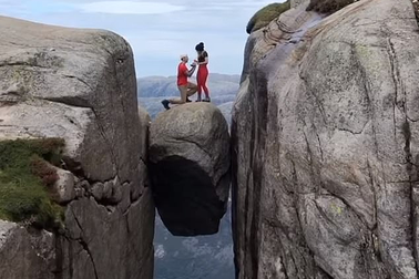 Lạnh người màn cầu hôn của cặp đôi chênh vênh giữa vực sâu