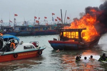 Tàu cá bốc cháy ngùn ngụt trên sông, ngư dân mất trắng 1,2 tỷ đồng