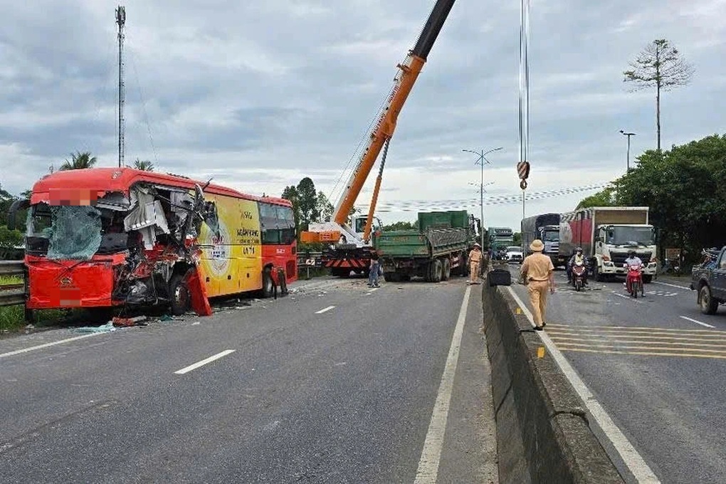 Xe khách biến dạng phần đầu sau va chạm với xe tải trên quốc lộ - 1